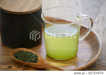 おぼんに乗った緑茶と茶葉 おぼんに乗った緑茶と茶葉 82754979