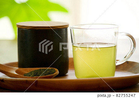 窓越しの緑茶　リラックスタイム 82755247