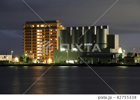 境港の夜景（対岸の松江市美保関町から見た境港市の隠岐汽船ターミナルとホテル） 82755338