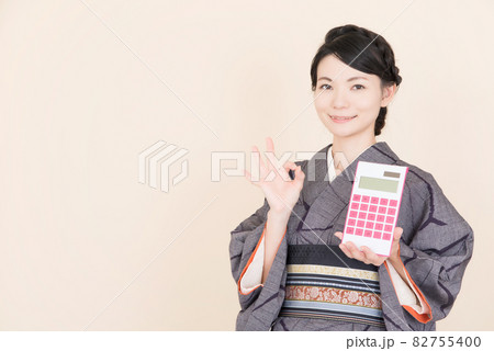 電卓を持った着物の女性 電卓を持った着物の女性 82755400