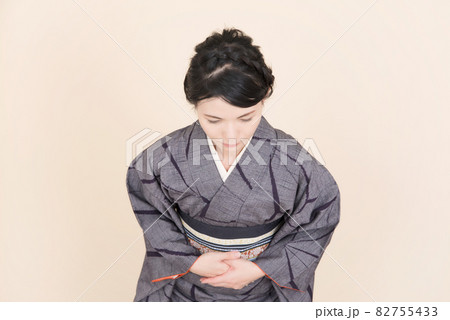 おじぎをする着物の女性 おじぎをする着物の女性 82755433