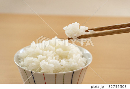 茶碗に入ったご飯を食べる 82755503
