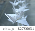 白色の折紙で折った「鶴」 82756031