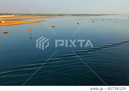 スエズ運河航海中の船上から砂漠の沿岸を望む スエズ運河航海中の船上から砂漠の沿岸を望む 82756120