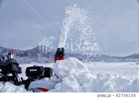 雪をはき出す除雪機 82756150