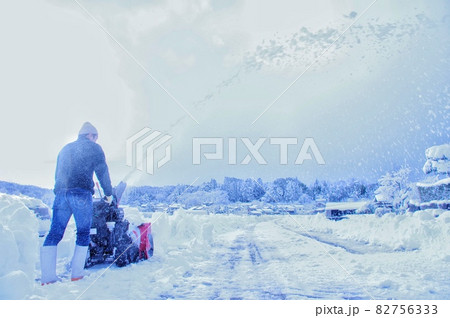 除雪機で雪かきをする男性 82756333