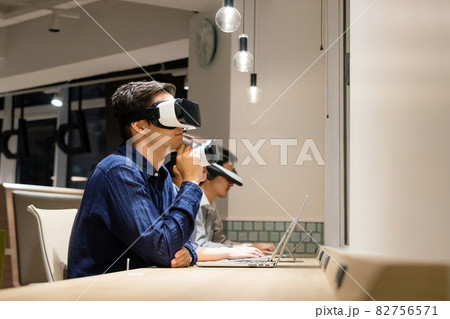 VRゴーグルをつけて遠くを眺める男性 VRゴーグルをつけて遠くを眺める男性 82756571