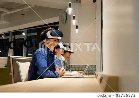 VRゴーグルをつけて遠くを眺める男性 VRゴーグルをつけて遠くを眺める男性 82756573