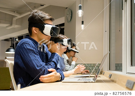 VRゴーグルをつけて仕事をする人々 82756576