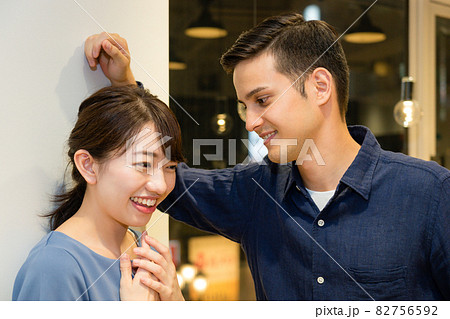 壁ドンする男性とされる女性 82756592