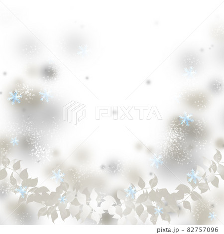 シルバーの葉と雪の背景 82757096