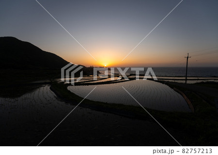 棚田の夕景 82757213