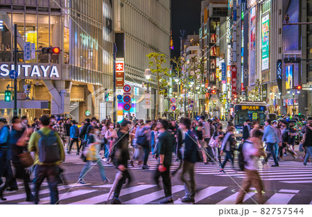 日本の東京都市景観 解除・宣言全面解除。渋谷は20時過ぎでも点灯、脅威の人流＝10月1日 82757544
