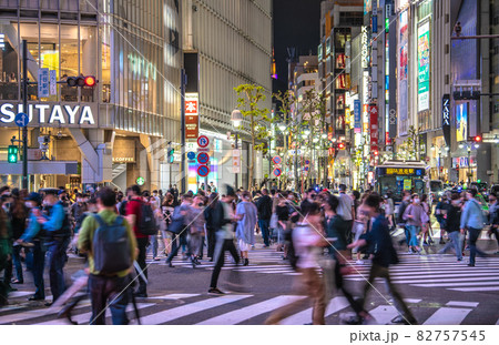 日本の東京都市景観 解除・宣言全面解除。渋谷は20時過ぎでも点灯、脅威の人流＝10月1日 82757545