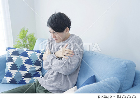 男性　震える 82757575