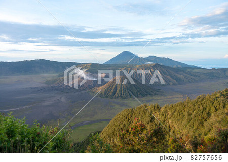 インドネシアの火山ブロモ山 インドネシアの火山ブロモ山 82757656
