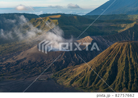 インドネシアの火山ブロモ山 82757662