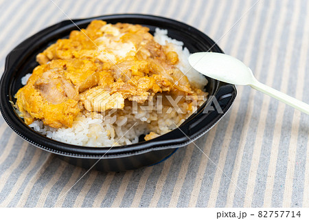 美味しい デリバリー 親子丼 食べている途中 美味しい デリバリー 親子丼 食べている途中 82757714