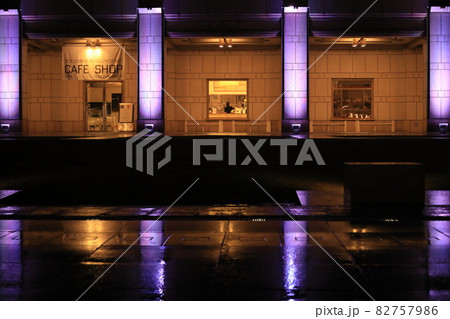 雨の日の横浜美術館 82757986