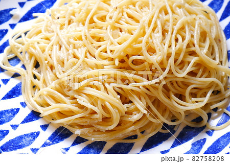 粉チーズをたっぷりかけた、アンチョビのパスタ 粉チーズをたっぷりかけた、アンチョビのパスタ 82758208
