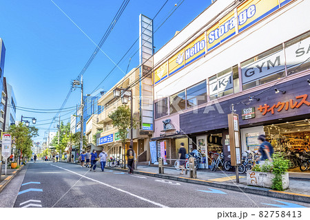 東京世田谷の都市風景　三軒茶屋・茶沢通り 82758413