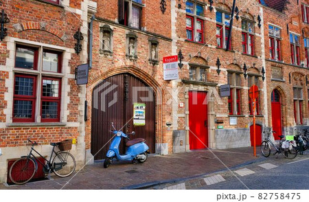 ネオゴシックの建物に映える青いミニバイク【天井のない美術館】 82758475