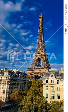 絵画のような青空に聳え立つエッフェルタワー 82758568
