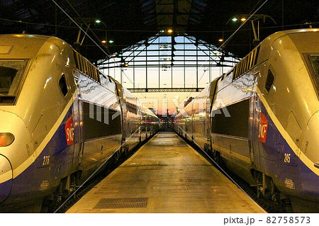 朝日を浴びて出発を待つTGV 朝日を浴びて出発を待つTGV 82758573