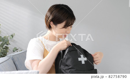 防災グッズ　備え　若い女性 82758790