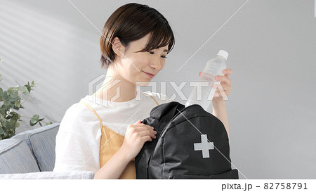 防災グッズ 備え 若い女性 防災グッズ 備え 若い女性 82758791