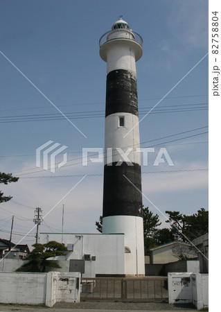 白と黒に塗られた灯台 82758804