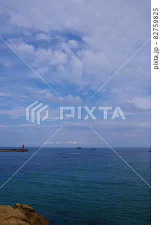 久美浜 京丹後市 綺麗な日本海を望む 奇岩 流紋岩 ワン岩 久美浜 京丹後市 綺麗な日本海を望む 奇岩 流紋岩 ワン岩 82759825