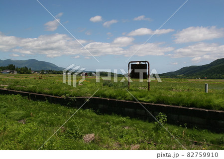 使われなくなった駅のホーム 82759910