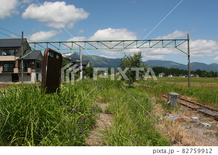 使われなくなった駅のホーム 82759912