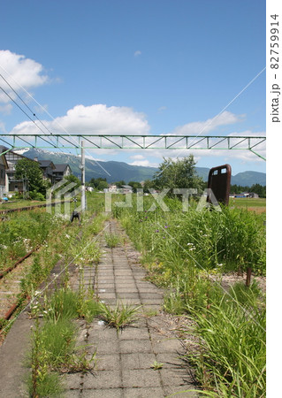 使われなくなった駅のホーム 82759914