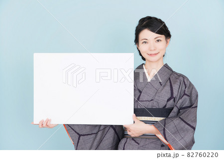 ホワイトボードを持つ着物の女性 ホワイトボードを持つ着物の女性 82760220