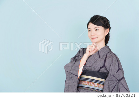 顎に手を当てる着物の女性 82760221