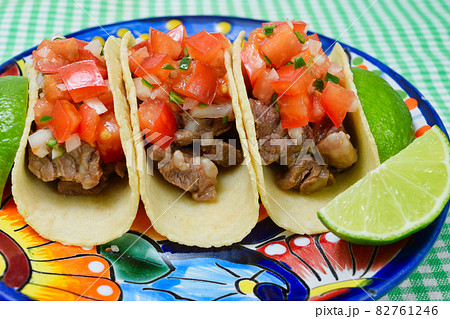 メキシコ料理のタコス Mexican tacos メキシコ料理のタコス Mexican tacos 82761246