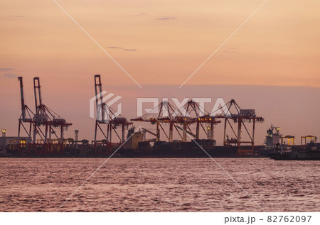 大阪港_夕景 夏_ガントリークレーン 82762097