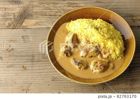 鶏肉がゴロゴロと入っているタンドリーチキンバターカレーを俯瞰で撮影 鶏肉がゴロゴロと入っているタンドリーチキンバターカレーを俯瞰で撮影 82763170