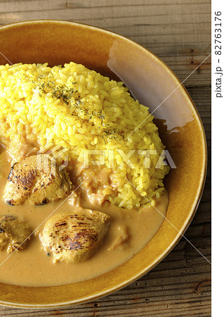 鶏肉がゴロゴロと入っているタンドリーチキンバターカレーを俯瞰で撮影 82763176