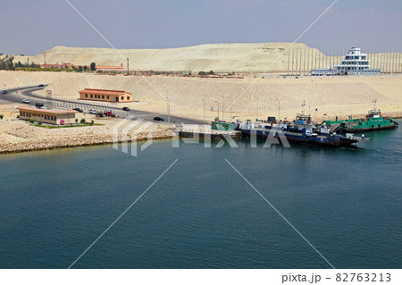 スエズ運河沿岸の砂漠の渡し船 82763213