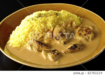 鶏肉がゴロゴロと入っているタンドリーチキンバターカレーを黒背景で撮影 鶏肉がゴロゴロと入っているタンドリーチキンバターカレーを黒背景で撮影 82763224