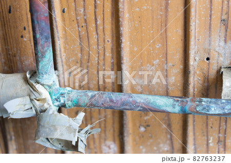 青錆で腐食した温水配管 銅管 青錆で腐食した温水配管 銅管 82763237