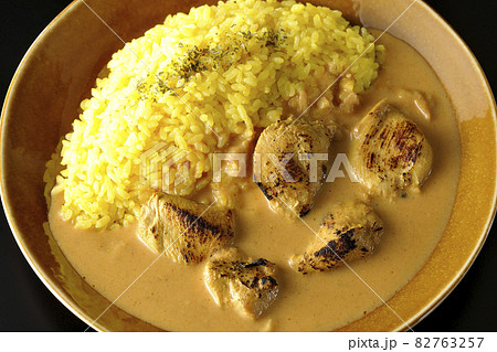 鶏肉がゴロゴロと入っているタンドリーチキンバターカレーを黒背景で俯瞰撮影 鶏肉がゴロゴロと入っているタンドリーチキンバターカレーを黒背景で俯瞰撮影 82763257