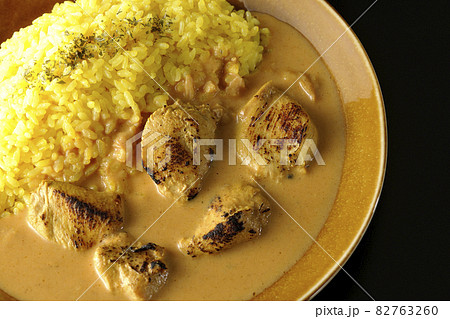 鶏肉がゴロゴロと入っているタンドリーチキンバターカレーを黒背景で俯瞰撮影 鶏肉がゴロゴロと入っているタンドリーチキンバターカレーを黒背景で俯瞰撮影 82763260