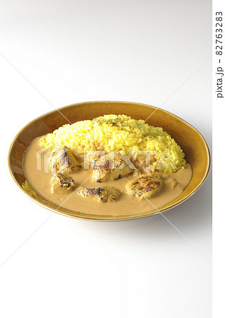 鶏肉がゴロゴロと入っているタンドリーチキンバターカレーを白背景で撮影 鶏肉がゴロゴロと入っているタンドリーチキンバターカレーを白背景で撮影 82763283