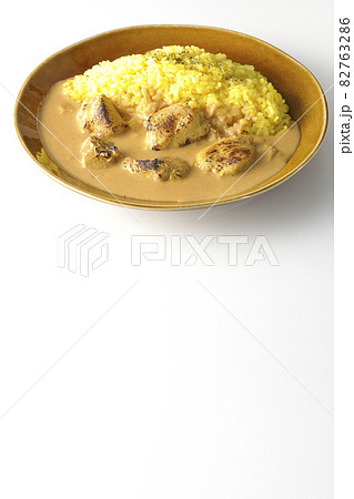 鶏肉がゴロゴロと入っているタンドリーチキンバターカレーを白背景で撮影 鶏肉がゴロゴロと入っているタンドリーチキンバターカレーを白背景で撮影 82763286