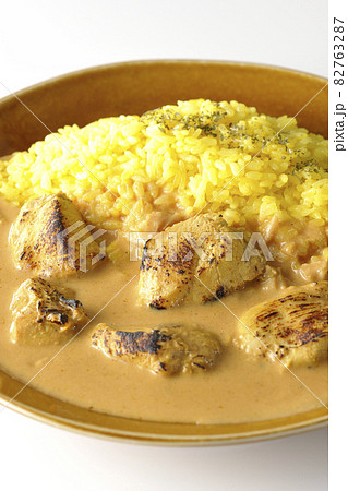 鶏肉がゴロゴロと入っているタンドリーチキンバターカレーを白背景で撮影 82763287