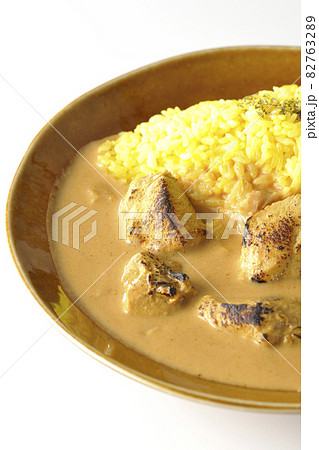 鶏肉がゴロゴロと入っているタンドリーチキンバターカレーを白背景で撮影 82763289